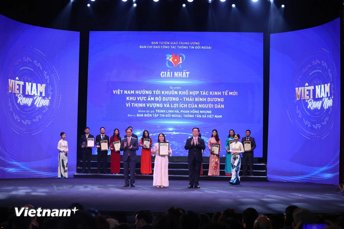 Đại diện nhóm tác giả Ban Biên tập Tin Đối ngoại (Thông tấn xã Việt Nam) nhận giải Nhất. (Ảnh: Hoài Nam/Vietnam+) vnp_bantindoingoai.jpg