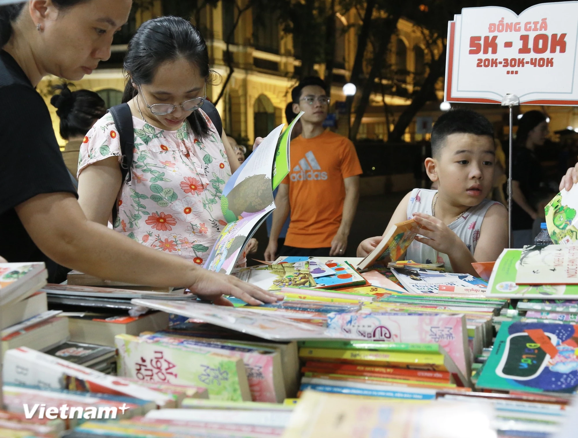 Ngành xuất bản vẫn có những bước đi vững chắc sau sự tác động rất mạnh mẽ của COVID-19. (Ảnh: Minh Thu/Vietnam+) vnp_hoisach.jpg