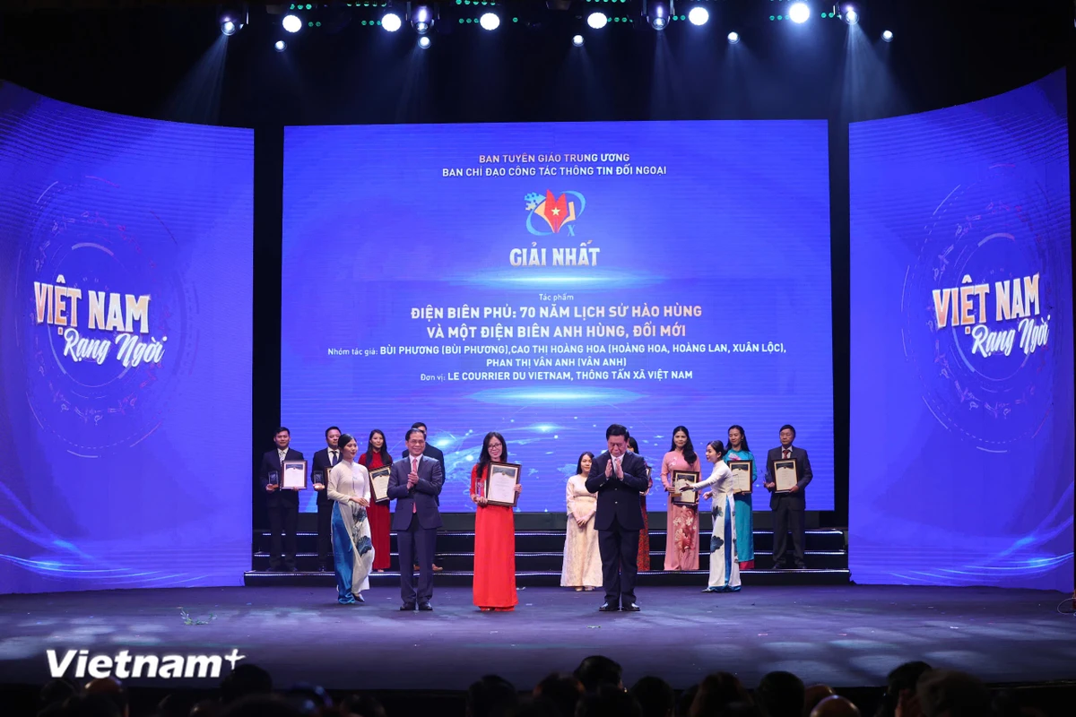 Đại diện nhóm tác giả Báo Le Courrier du Vietnam (Thông tấn xã Việt Nam) nhận giải. (Ảnh: Hoài Nam/Vietnam+) vnp_lecourrier.jpg
