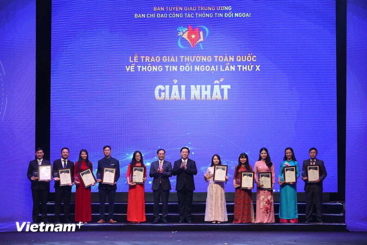 Tập thể tác giả đoạt giải Nhất, trong đó Thông tấn xã Việt Nam vinh dự giành 2 giải. (Ảnh: Hoài Nam/Vietnam+) vnp_tapthegiainhat.jpg