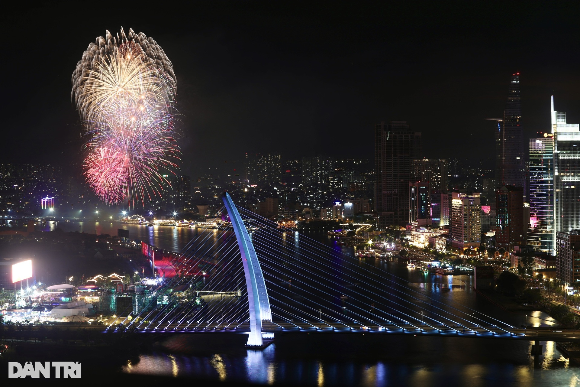 Mãn nhãn màn pháo hoa rực sáng bầu trời chào năm mới 2025 - 12 Mãn nhãn màn pháo hoa rực sáng bầu trời chào năm mới 2025 - 12