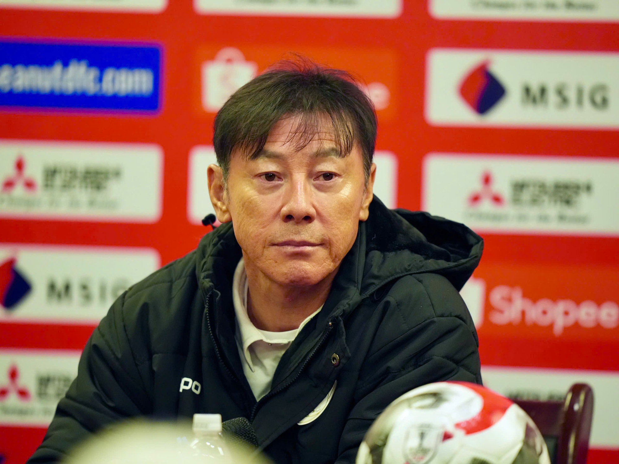 HLV Shin Tae-yong chúc mừng ông Kim, rồi trách cả... đường bay: ‘Tôi còn mệt nữa là’- Ảnh 1. HLV Shin Tae-yong chúc mừng ông Kim, rồi trách cả... đường bay: ‘Tôi còn mệt nữa là’- Ảnh 1.