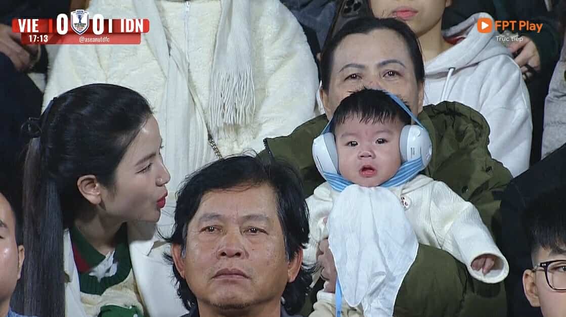 Vợ và con trai Quang Hải có mặt trên sân Việt Trì đêm 15.12 Vợ và con trai Quang Hải có mặt trên sân Việt Trì đêm 15.12