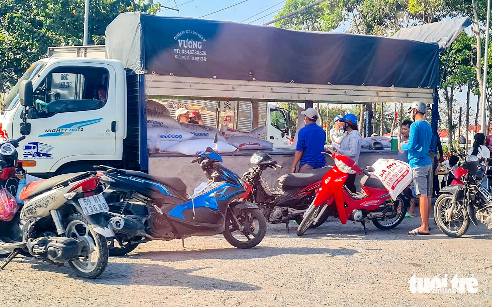 10 tấn gạo bán trong vòng 1 tiếng, ngành công thương lý giải - Ảnh 1. 10 tấn gạo bán trong vòng 1 tiếng, ngành công thương lý giải - Ảnh 1.
