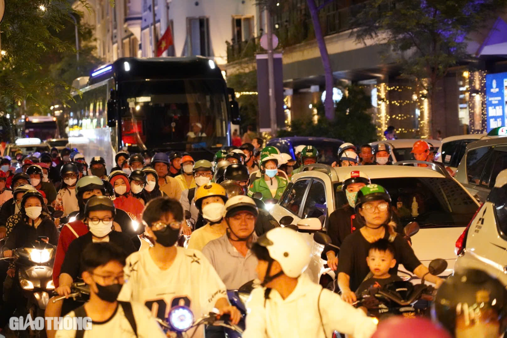 Người dân ùn ùn đổ về trung tâm TP.HCM để đếm ngược và xem pháo hoa- Ảnh 2. Người dân ùn ùn đổ về trung tâm TP.HCM để đếm ngược và xem pháo hoa- Ảnh 2.