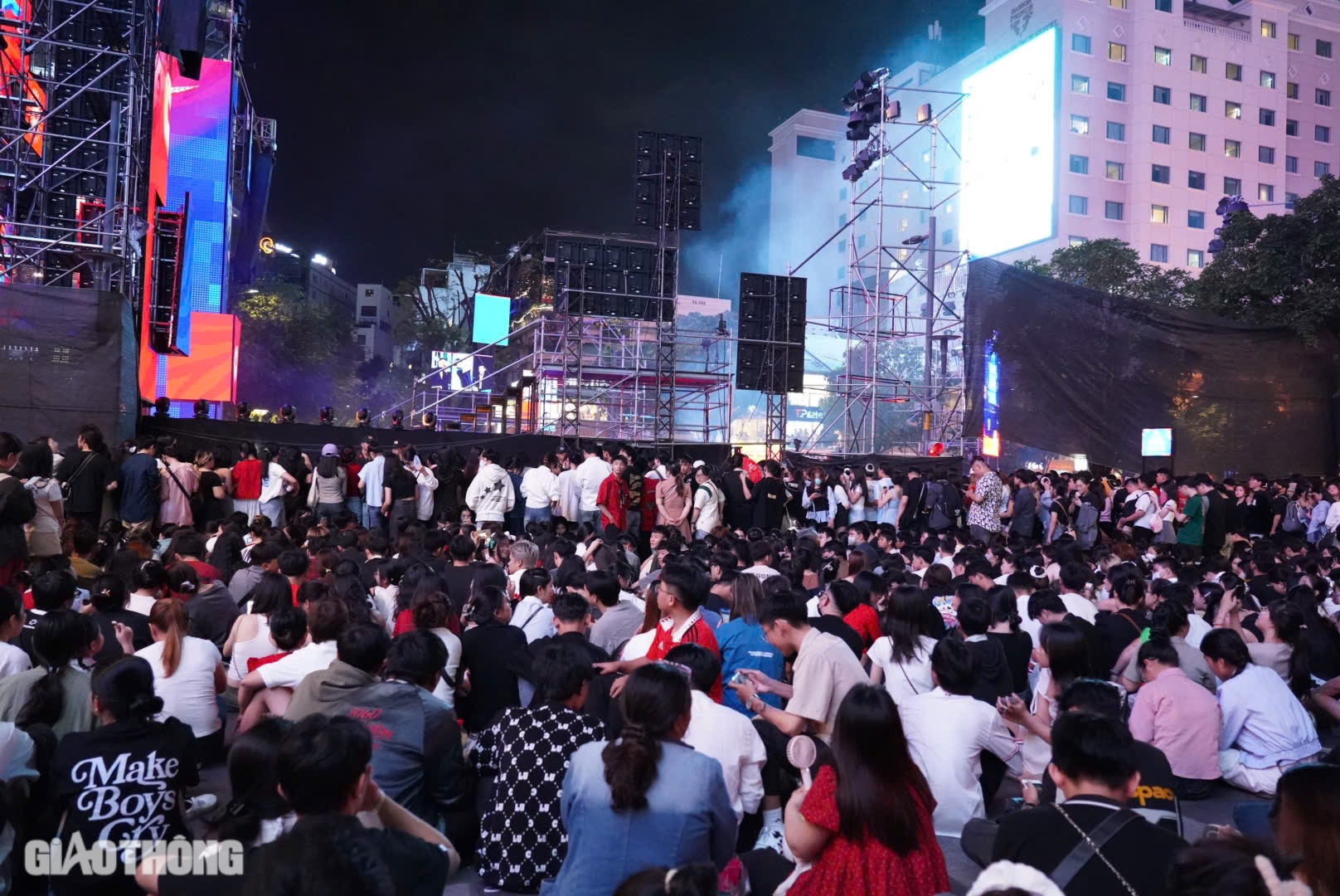 Người dân ùn ùn đổ về trung tâm TP.HCM để đếm ngược và xem pháo hoa- Ảnh 3. Người dân ùn ùn đổ về trung tâm TP.HCM để đếm ngược và xem pháo hoa- Ảnh 3.