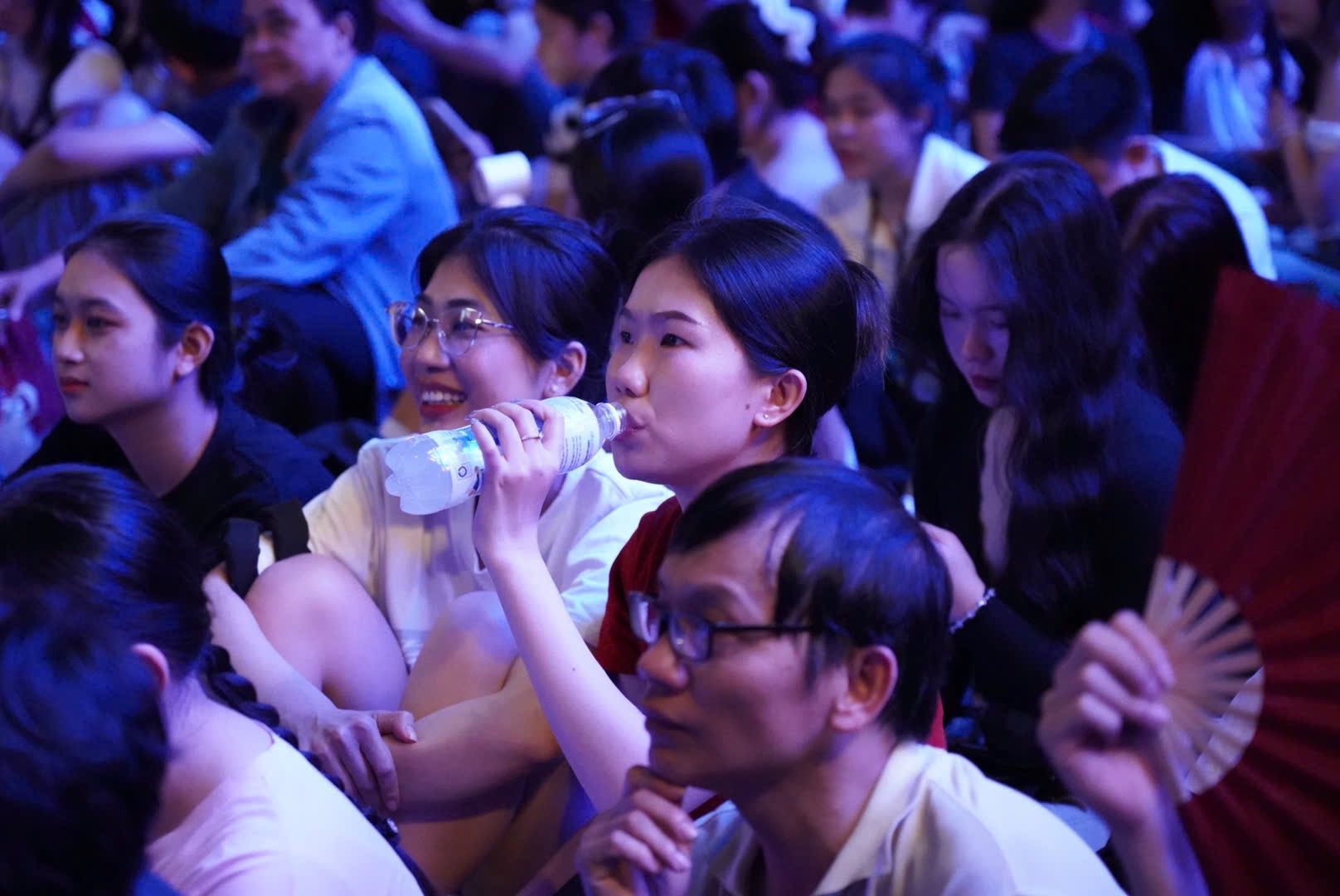 Người dân ùn ùn đổ về trung tâm TP.HCM để đếm ngược và xem pháo hoa- Ảnh 5. Người dân ùn ùn đổ về trung tâm TP.HCM để đếm ngược và xem pháo hoa- Ảnh 5.