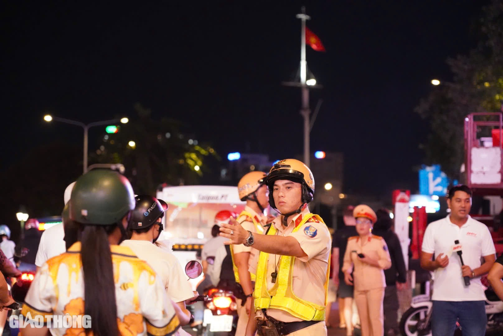 Người dân ùn ùn đổ về trung tâm TP.HCM để đếm ngược và xem pháo hoa- Ảnh 12. Người dân ùn ùn đổ về trung tâm TP.HCM để đếm ngược và xem pháo hoa- Ảnh 12.