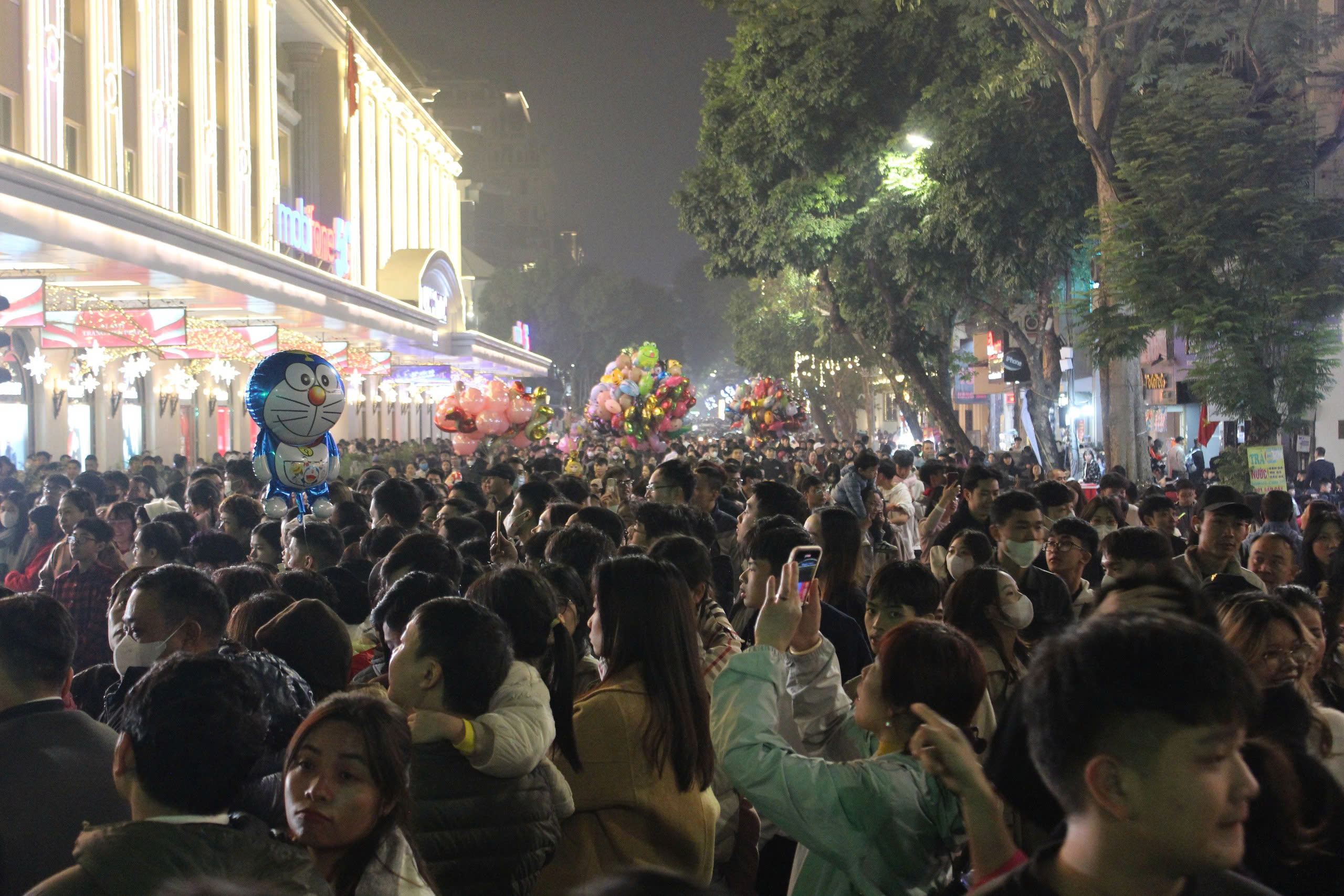 Hà Nội: Pháo hoa rực rỡ đón chào năm mới 2025- Ảnh 3. Hà Nội: Pháo hoa rực rỡ đón chào năm mới 2025- Ảnh 3.