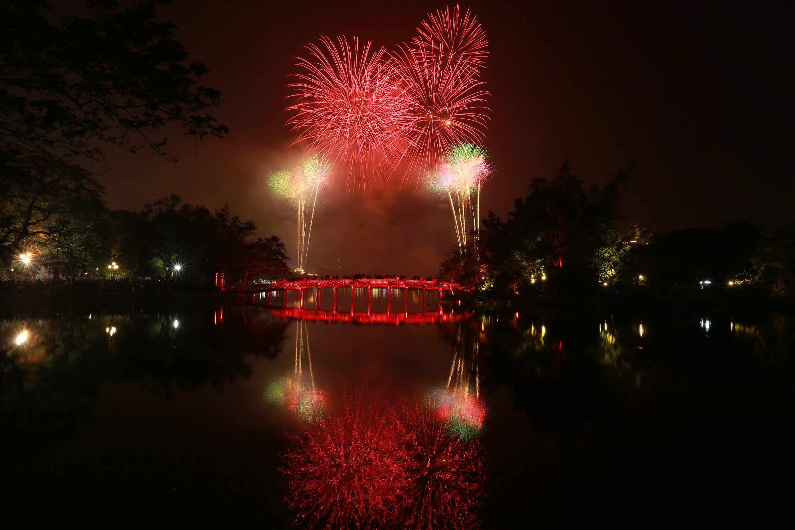 Hà Nội: Pháo hoa rực rỡ đón chào năm mới 2025- Ảnh 7. Hà Nội: Pháo hoa rực rỡ đón chào năm mới 2025- Ảnh 7.
