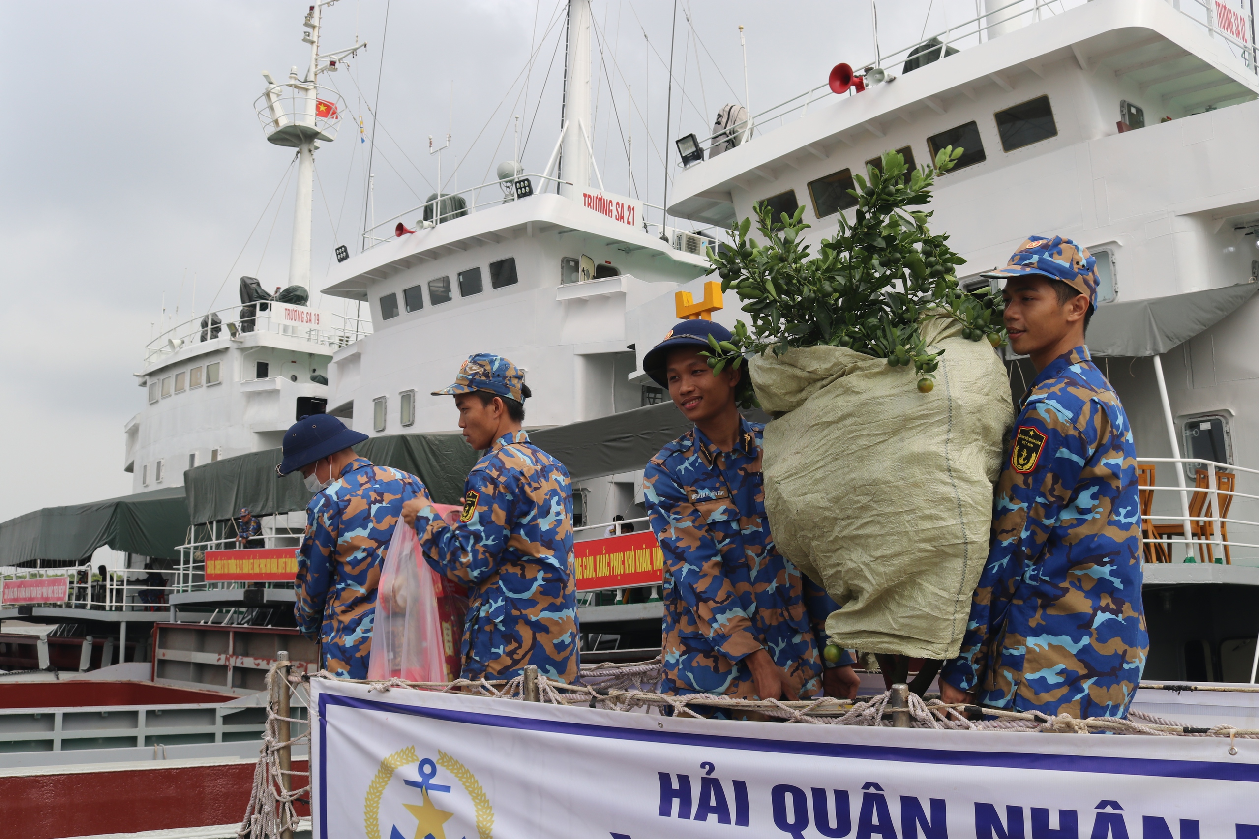 Vùng 2 Hải quân khẩn trương chuẩn bị quà tết cho nhà giàn DK1- Ảnh 2. Vùng 2 Hải quân khẩn trương chuẩn bị quà tết cho nhà giàn DK1- Ảnh 2.