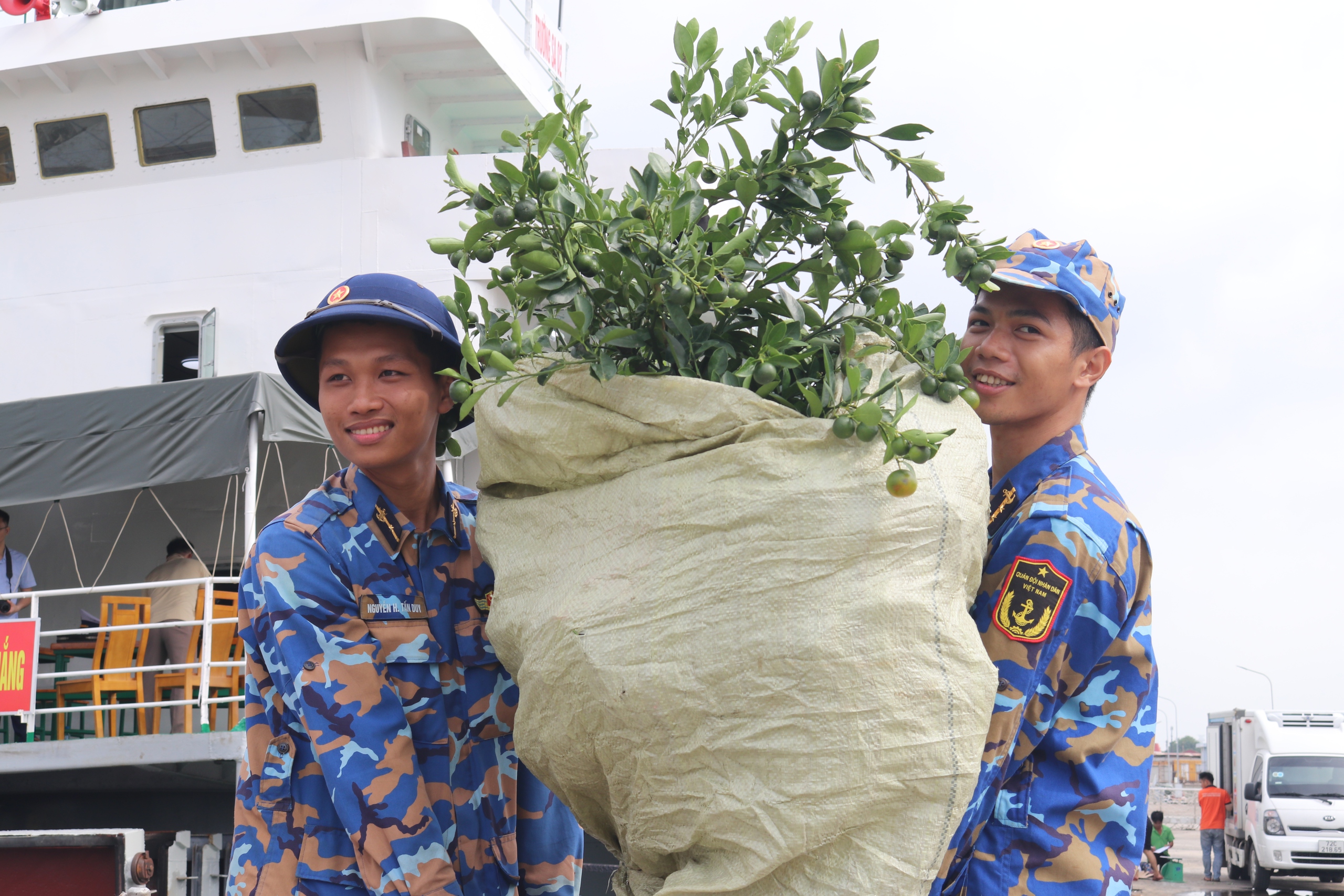Vùng 2 Hải quân khẩn trương chuẩn bị quà tết cho nhà giàn DK1- Ảnh 5. Vùng 2 Hải quân khẩn trương chuẩn bị quà tết cho nhà giàn DK1- Ảnh 5.