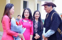 Đại diện Sở Du lịch tặng hoa đoàn khách đến Quảng Bình bằng tàu hỏa siêu sang Sjourney.