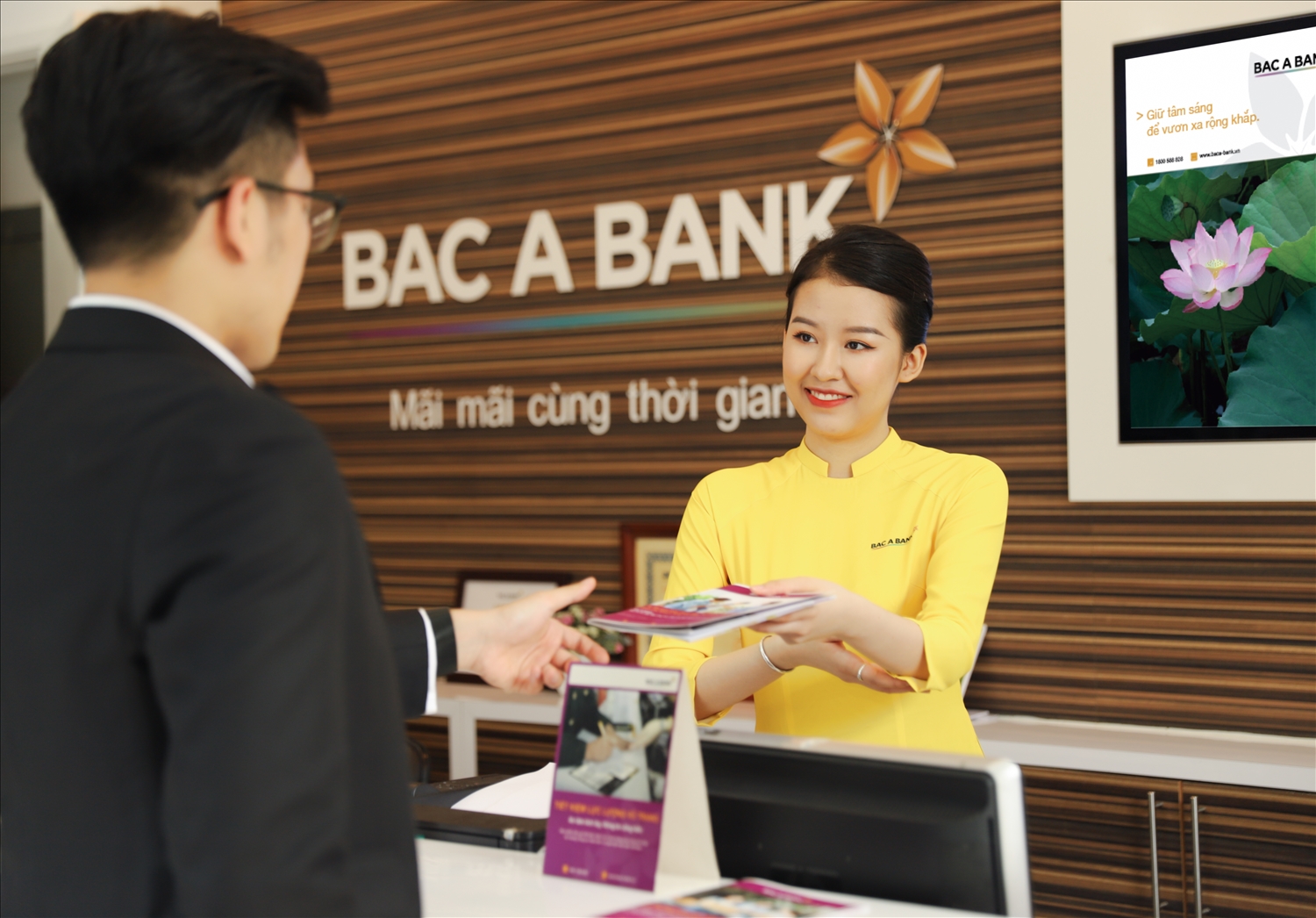 Giao dịch viên BAC A BANK tại quầy Giao dịch viên BAC A BANK tại quầy