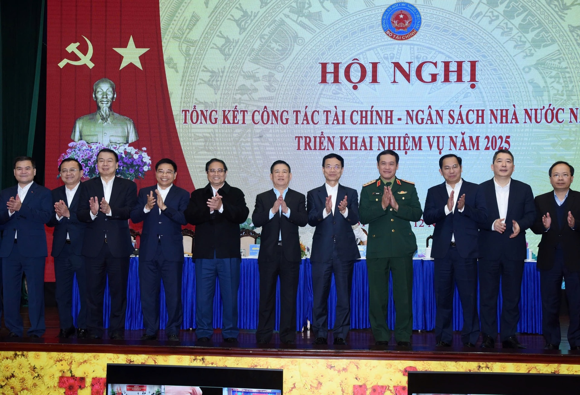 Thủ tướng: Huy động mọi nguồn lực tài chính cho phát triển đất nước, thúc đẩy mạnh mẽ tăng trưởng- Ảnh 5. Thủ tướng: Huy động mọi nguồn lực tài chính cho phát triển đất nước, thúc đẩy mạnh mẽ tăng trưởng- Ảnh 5.