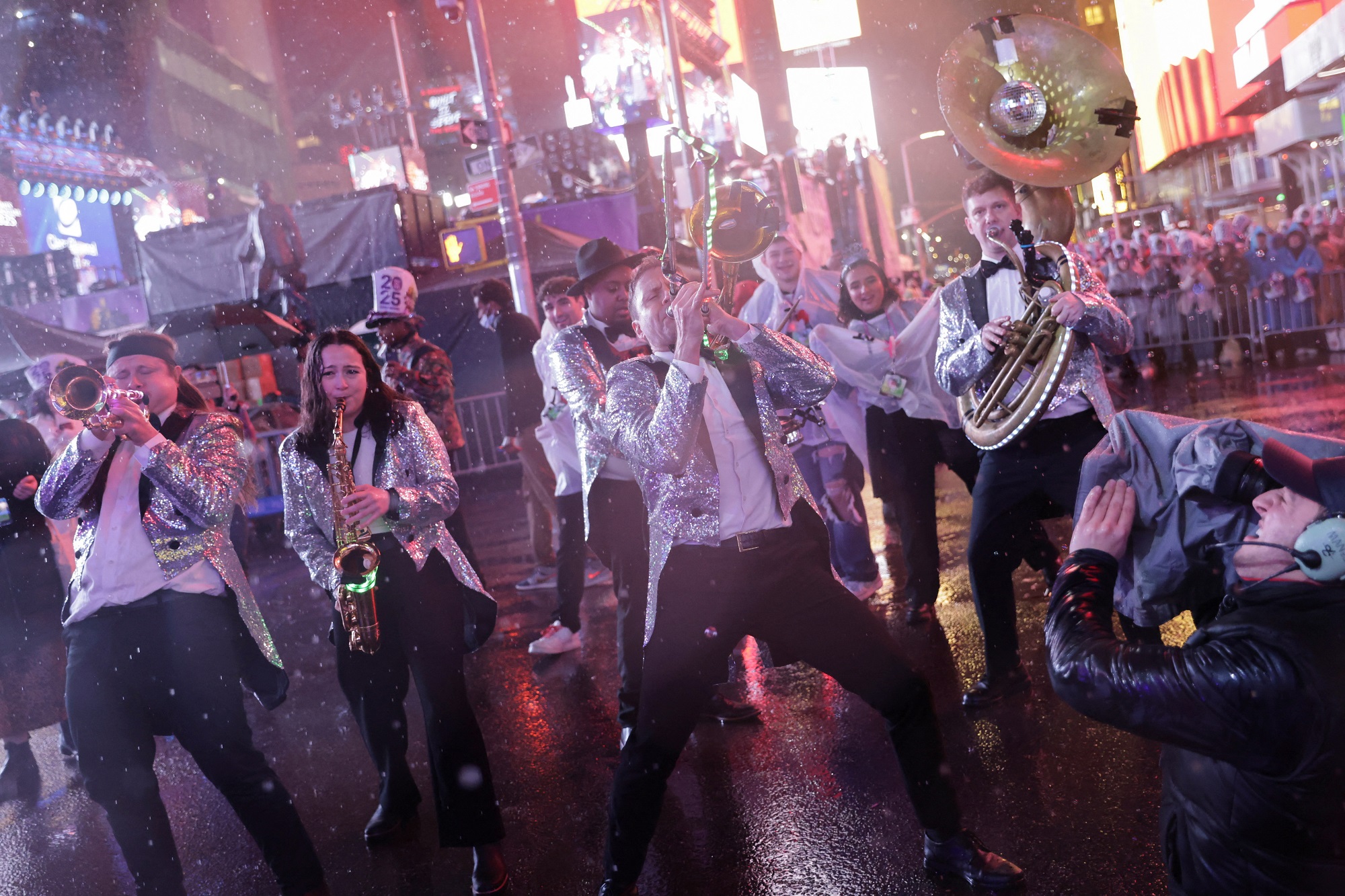 Những hình ảnh chào đón năm mới 2025 đầy ấn tượng- Ảnh 2. Những hình ảnh chào đón năm mới 2025 đầy ấn tượng- Ảnh 2.