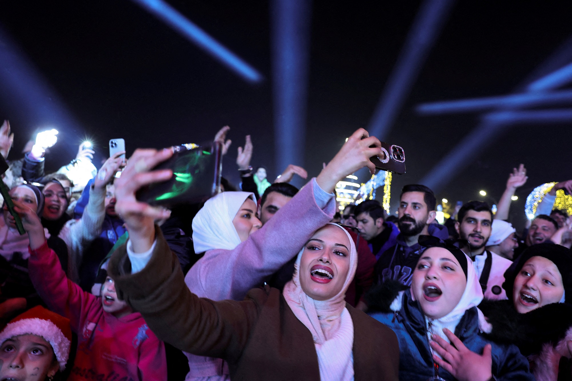 Những hình ảnh chào đón năm mới 2025 đầy ấn tượng- Ảnh 8. Những hình ảnh chào đón năm mới 2025 đầy ấn tượng- Ảnh 8.