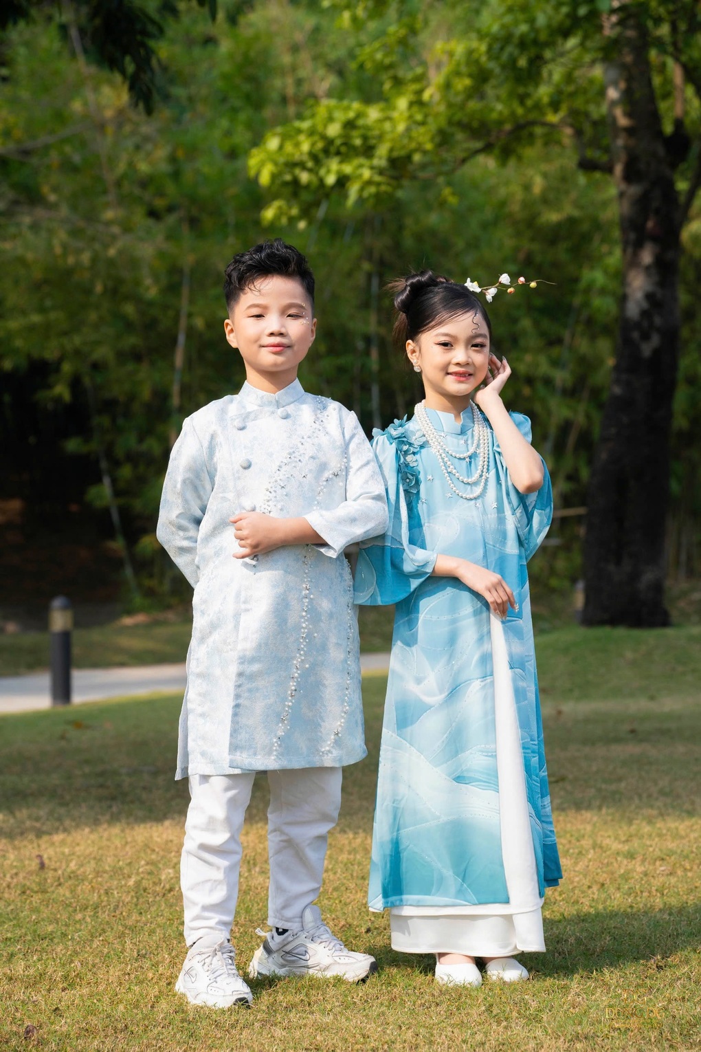 Bé Ghến phim Đi giữa trời rực rỡ xinh xắn trong tà áo dài - 2 Bé Ghến phim Đi giữa trời rực rỡ xinh xắn trong tà áo dài - 2