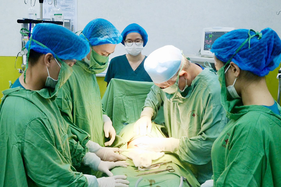 Ê kíp bác sĩ Bệnh viện Phụ sản Hà Nội đón chào "công dân nhí" đầu tiên của năm 2025.