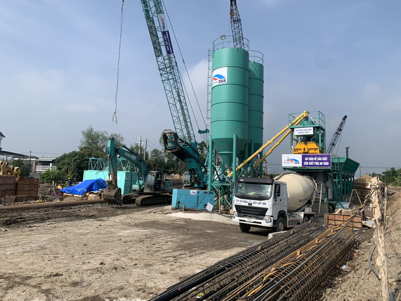 Hối hả trên công trường cao tốc Cao Lãnh - An Hữu ngày Tết- Ảnh 4. Hối hả trên công trường cao tốc Cao Lãnh - An Hữu ngày Tết- Ảnh 4.