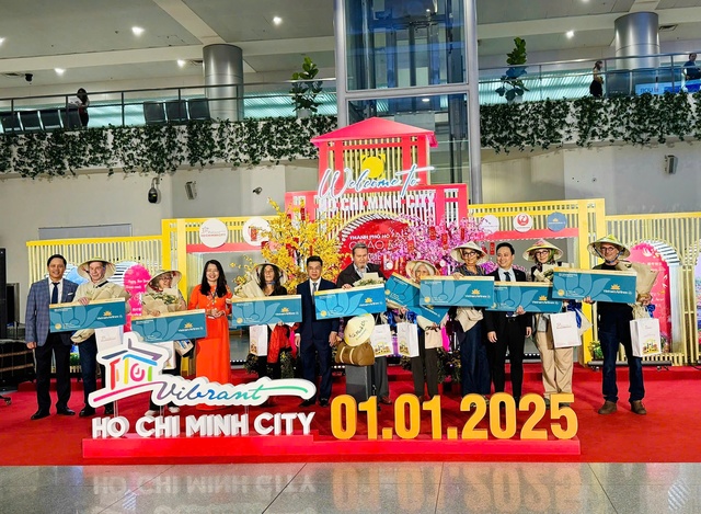 TP.HCM chào đón những vị khách du lịch đầu tiên của năm 2025 - Ảnh 4. TP.HCM chào đón những vị khách du lịch đầu tiên của năm 2025 - Ảnh 4.