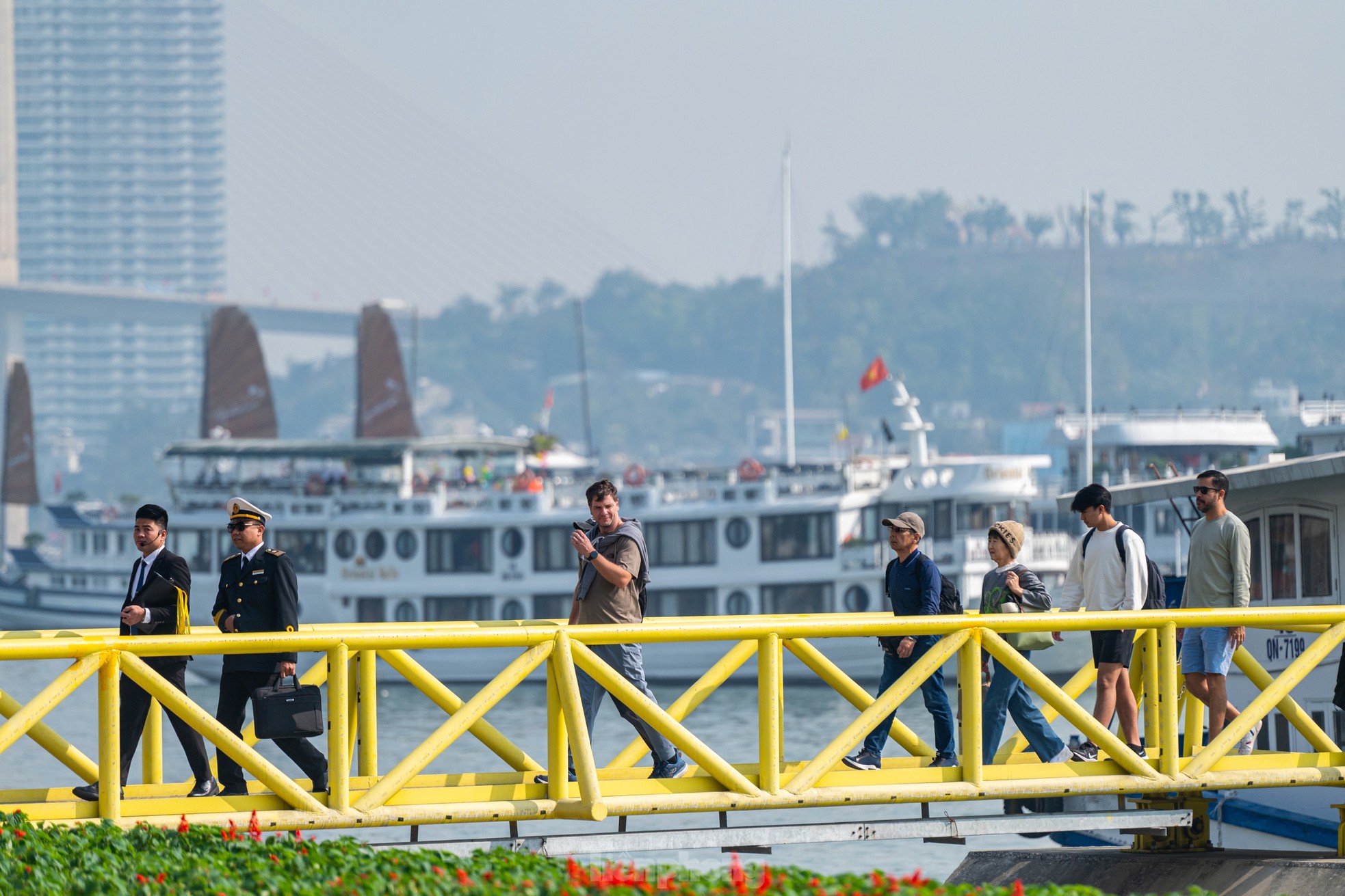 Nha Trang, Vịnh Hạ Long hút khách quốc tế ngày đầu năm ảnh 16