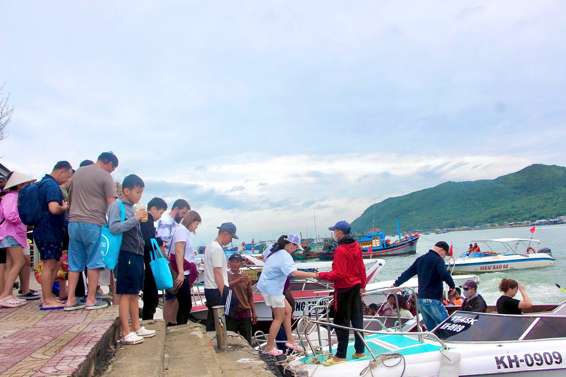 Nha Trang, Vịnh Hạ Long hút khách quốc tế ngày đầu năm ảnh 20