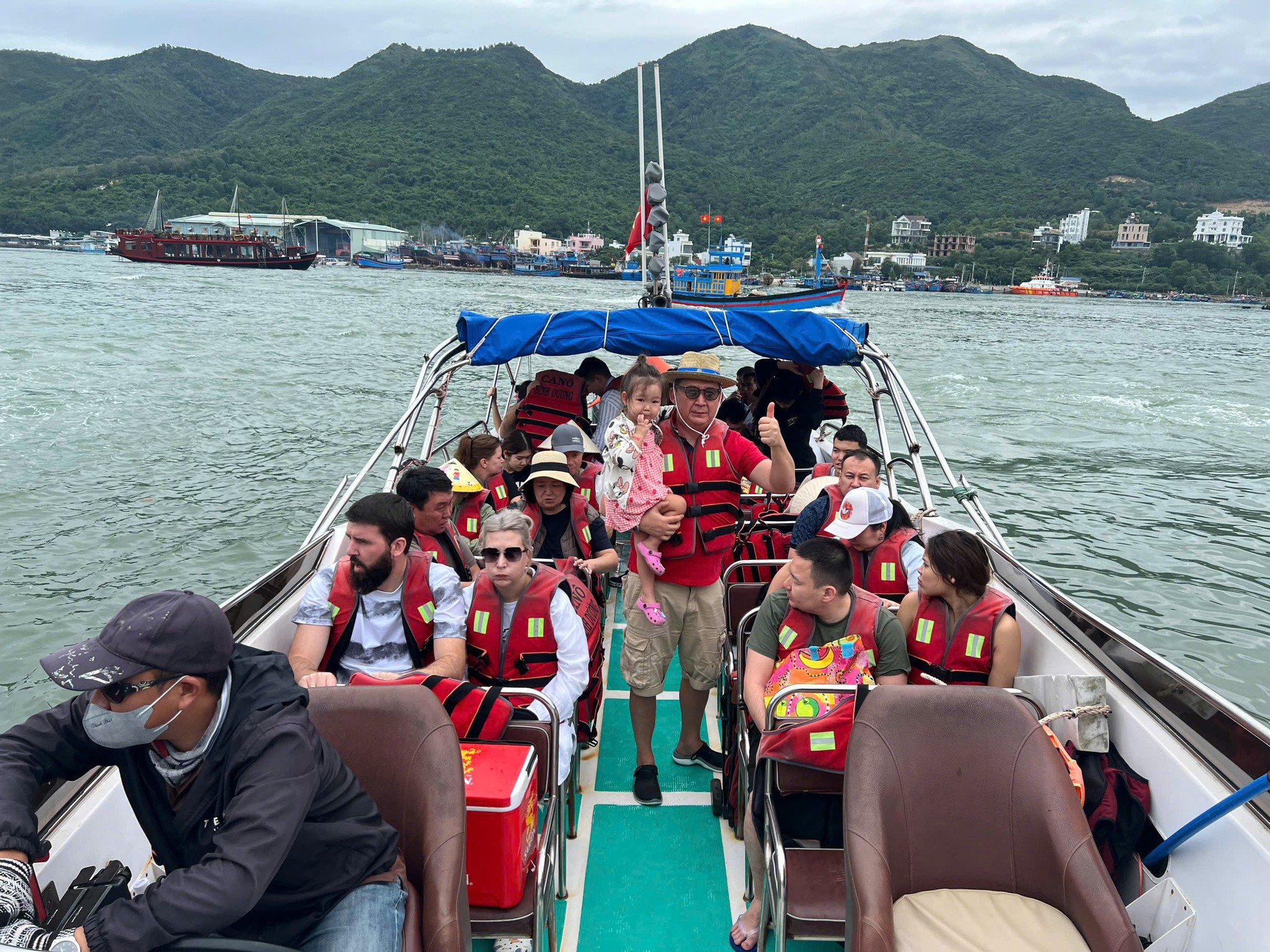 Nha Trang, Vịnh Hạ Long hút khách quốc tế ngày đầu năm ảnh 21