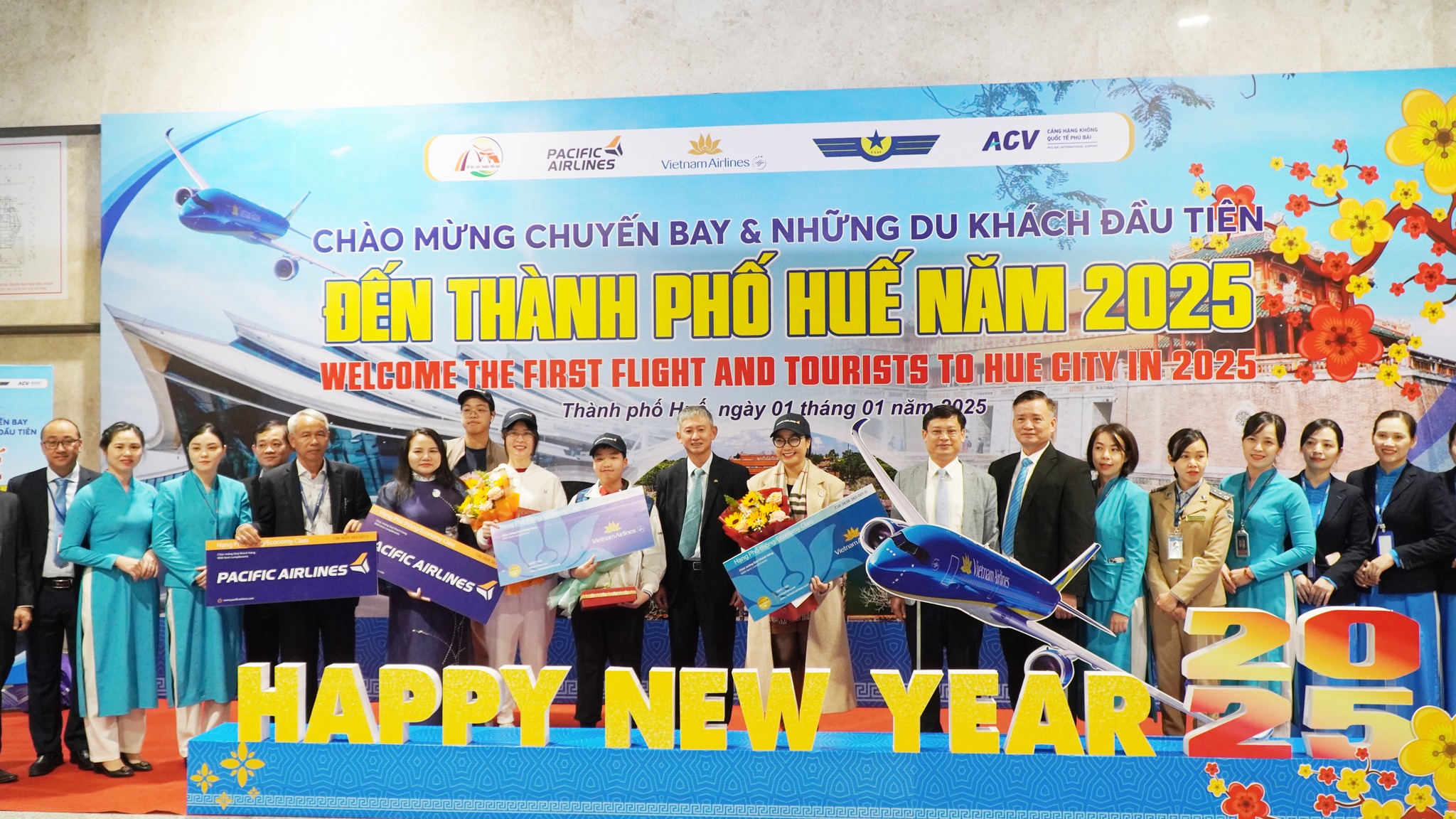 Chuyến bay VN6317 chở hơn 100 hành khách “xông đất” TP Huế- Ảnh 3. Chuyến bay VN6317 chở hơn 100 hành khách “xông đất” TP Huế- Ảnh 3.