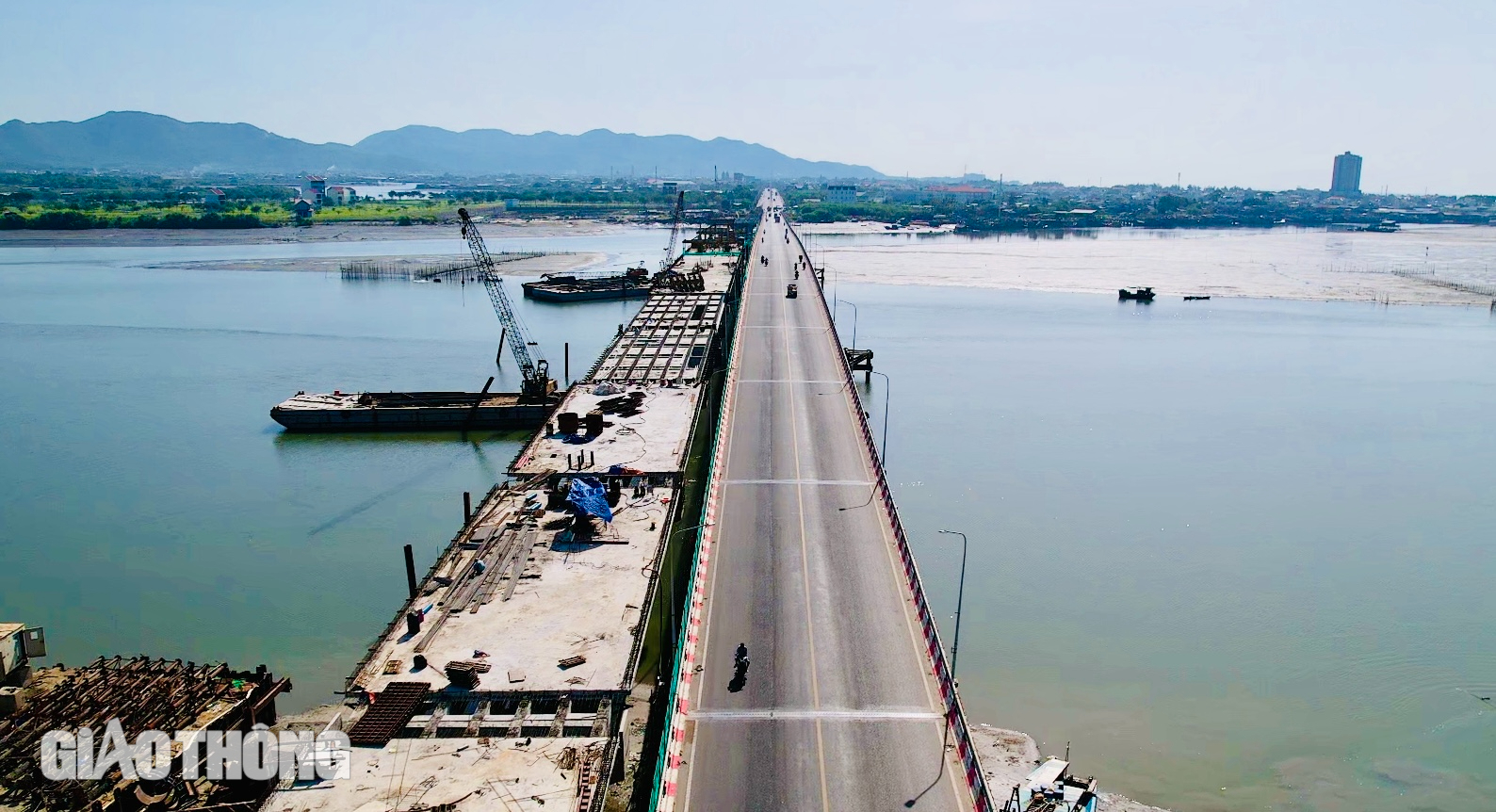 Công nhân hối hả thi công không nghỉ lễ ở những đại công trình phía Nam- Ảnh 14. Công nhân hối hả thi công không nghỉ lễ ở những đại công trình phía Nam- Ảnh 14.
