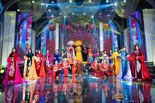 Mặc áo dài thêu tay, nổi bật khí chất và thanh lịch- Ảnh 2. Mặc áo dài thêu tay, nổi bật khí chất và thanh lịch- Ảnh 2.