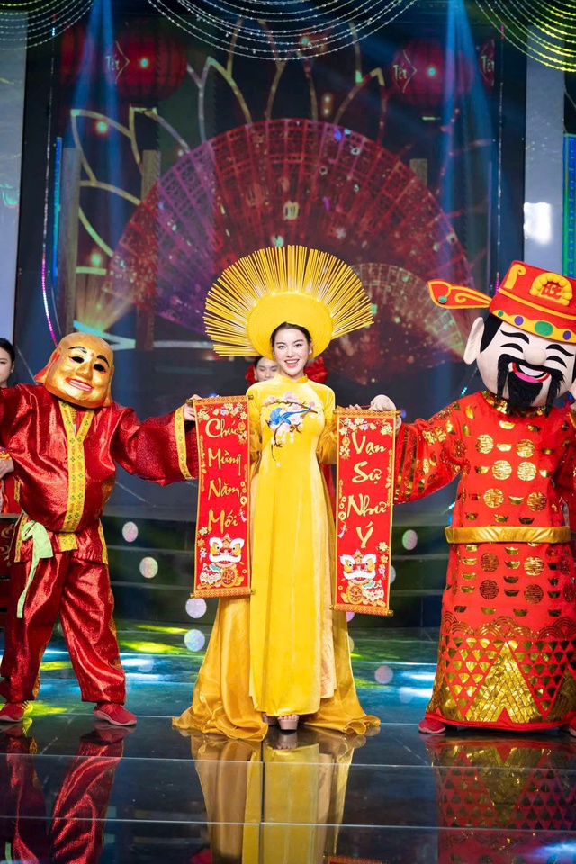 Mặc áo dài thêu tay, nổi bật khí chất và thanh lịch- Ảnh 3. Mặc áo dài thêu tay, nổi bật khí chất và thanh lịch- Ảnh 3.