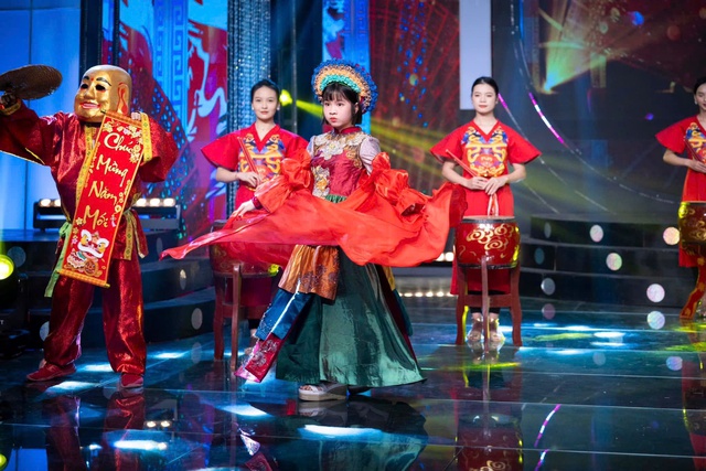 Mặc áo dài thêu tay, nổi bật khí chất và thanh lịch- Ảnh 5. Mặc áo dài thêu tay, nổi bật khí chất và thanh lịch- Ảnh 5.