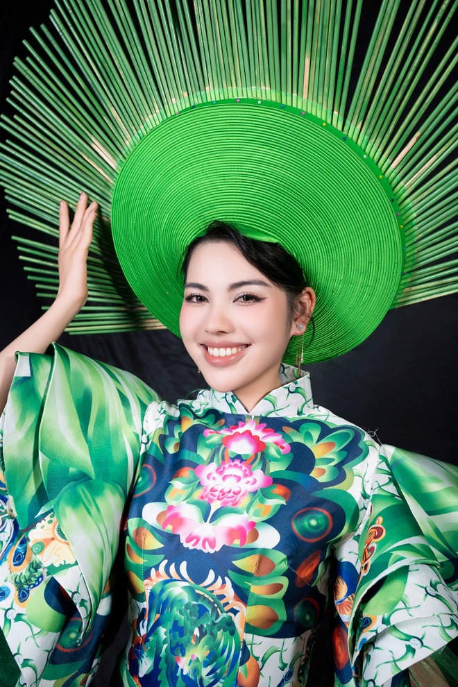 Mặc áo dài thêu tay, nổi bật khí chất và thanh lịch- Ảnh 6. Mặc áo dài thêu tay, nổi bật khí chất và thanh lịch- Ảnh 6.