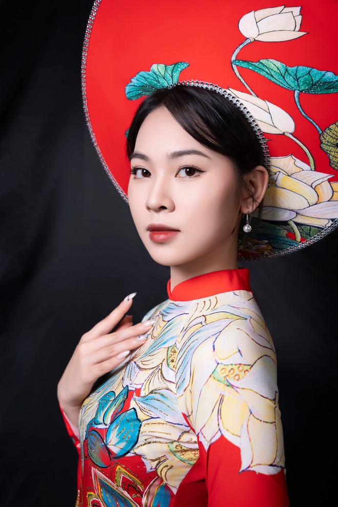 Mặc áo dài thêu tay, nổi bật khí chất và thanh lịch- Ảnh 9. Mặc áo dài thêu tay, nổi bật khí chất và thanh lịch- Ảnh 9.