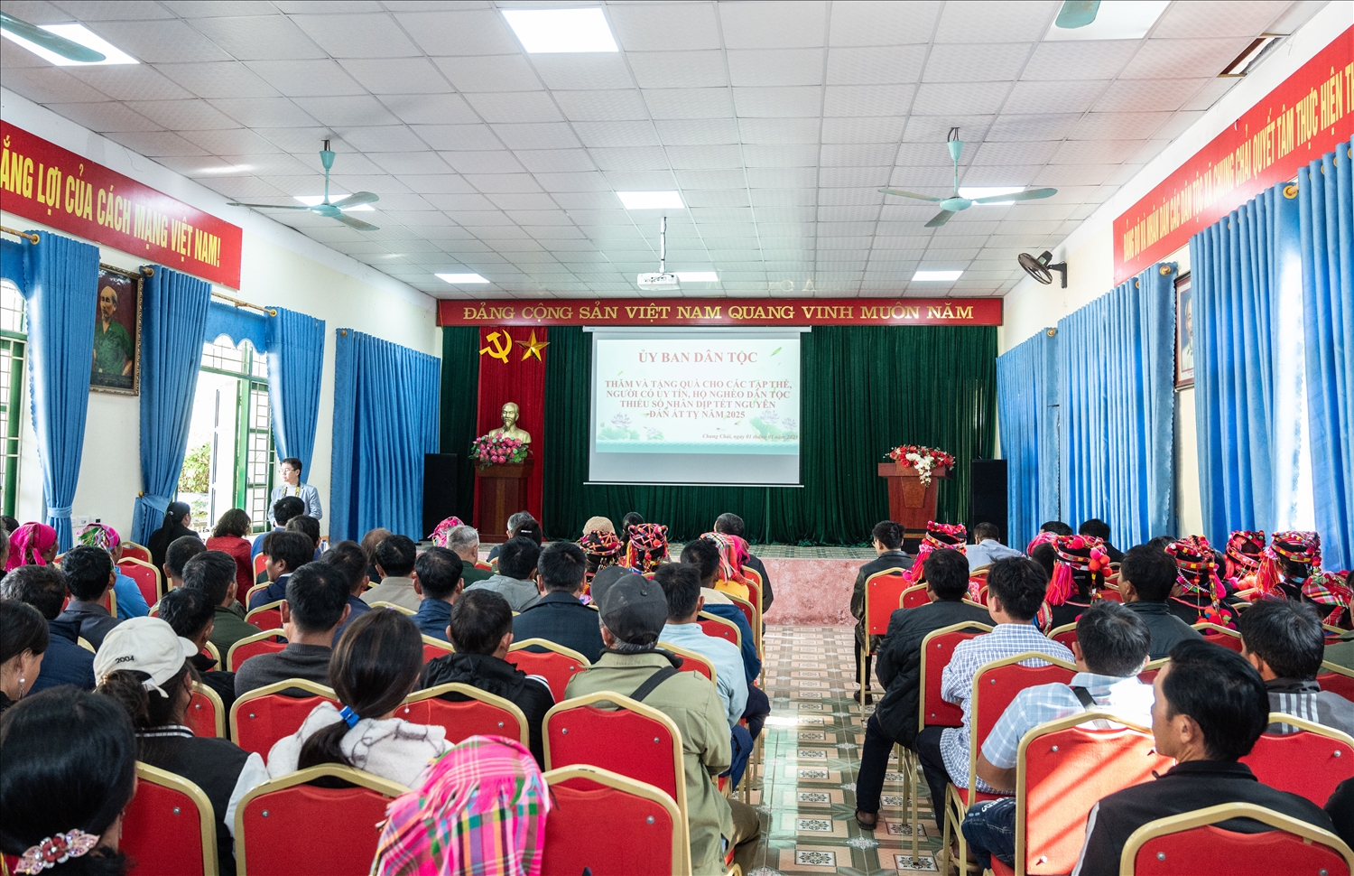 Toàn cảnh buổi gặp mặt, chúc Tết tại xã Chung Chải, xã Leng Su Sìn, huyện Mường Nhé Toàn cảnh buổi gặp mặt, chúc Tết tại xã Chung Chải, xã Leng Su Sìn, huyện Mường Nhé