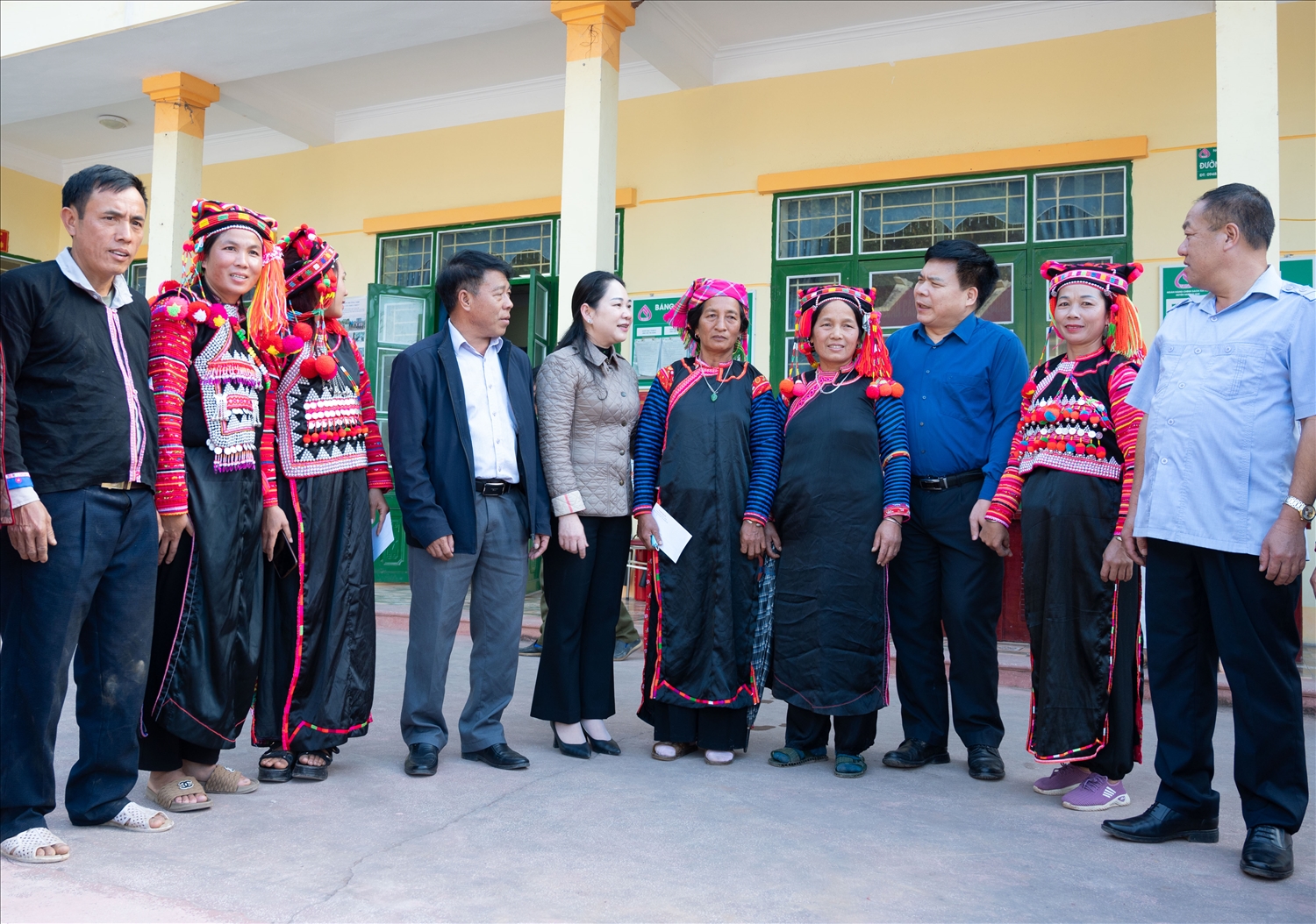 Thứ trưởng, Phó Chủ nhiệm Nông Thị Hà ân cần thăm hỏi, động viên đồng bào dân tộc Hà Nhì , huyện Mường Nhé, tỉnh Điện Biên. Thứ trưởng, Phó Chủ nhiệm Nông Thị Hà ân cần thăm hỏi, động viên đồng bào dân tộc Hà Nhì , huyện Mường Nhé, tỉnh Điện Biên.