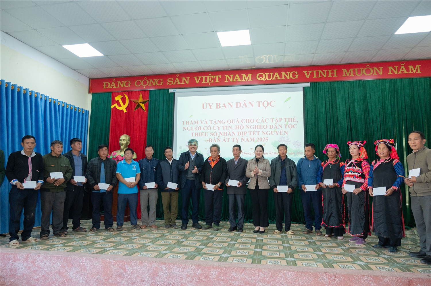 Thứ trưởng, Phó Chủ nhiệm Nông Thị Hà và đồng chí Lò Văn Tiến, Phó Chủ tịch UBND tỉnh Điện Biên tặng quà Tết cho Người có uy tín xã Chung Chải, huyện Mường Nhé, tỉnh Điện Biên. Thứ trưởng, Phó Chủ nhiệm Nông Thị Hà và đồng chí Lò Văn Tiến, Phó Chủ tịch UBND tỉnh Điện Biên tặng quà Tết cho Người có uy tín xã Chung Chải, huyện Mường Nhé, tỉnh Điện Biên.