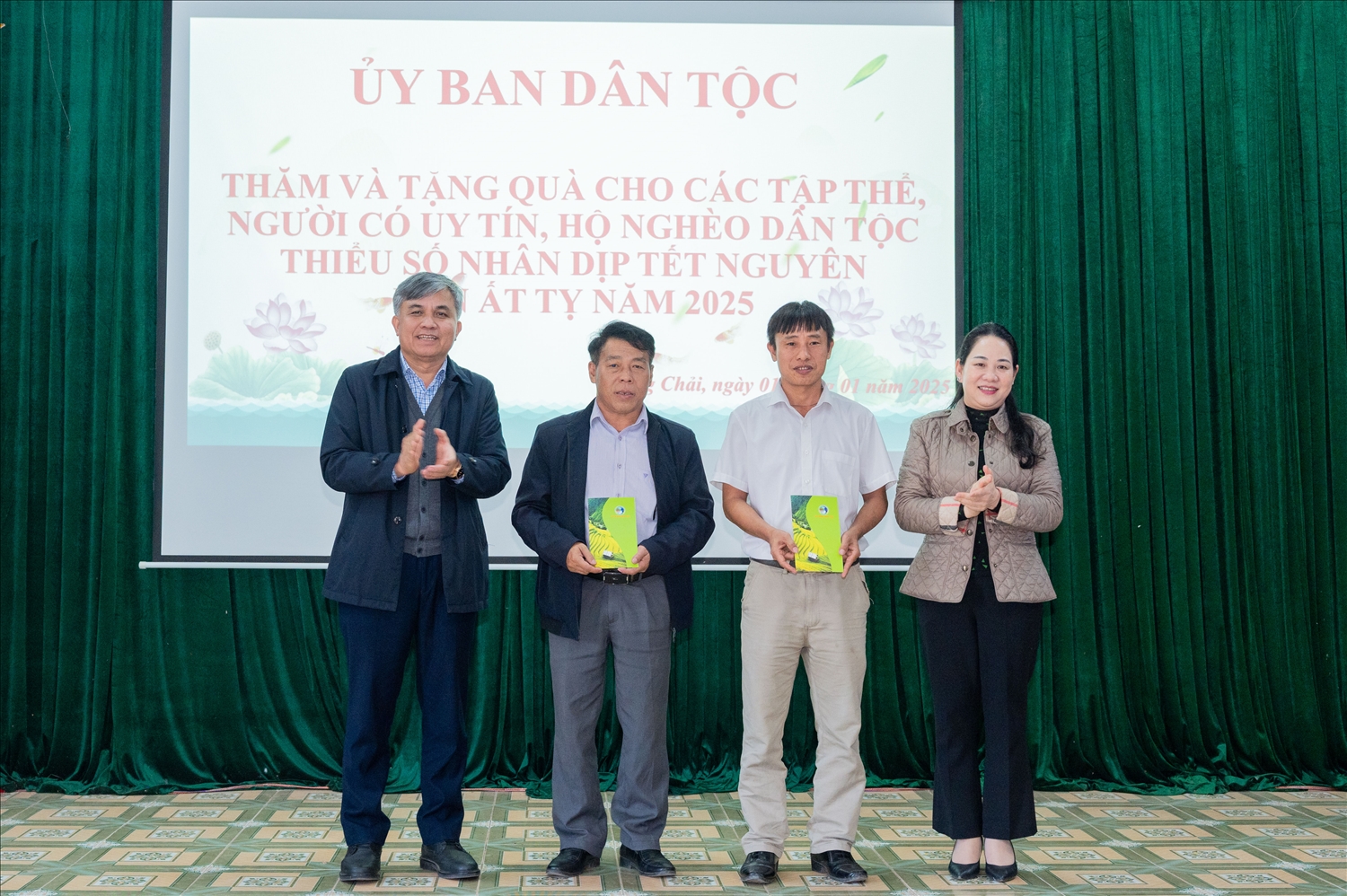 Thứ trưởng, Phó Chủ nhiệm Nông Thị Hà tặng quà Tết cho UBND 2 xã Chung Chải và Leng Su Sìn, huyện Mường Nhé Thứ trưởng, Phó Chủ nhiệm Nông Thị Hà tặng quà Tết cho UBND 2 xã Chung Chải và Leng Su Sìn, huyện Mường Nhé