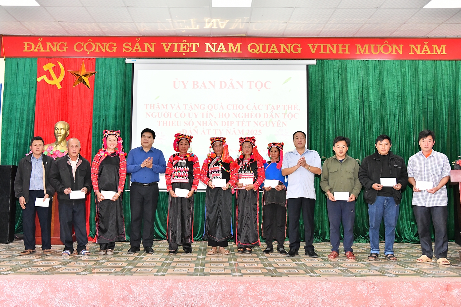 Đồng chí Đinh Xuân Thắng, Phó Vụ trưởng Vụ Tuyên truyền UBDT trao tặng quà Tết của UBDT cho Người có uy tín 2 xã Chung Chải và Leng Su Sìn, huyện Mường Nhé Đồng chí Đinh Xuân Thắng, Phó Vụ trưởng Vụ Tuyên truyền UBDT trao tặng quà Tết của UBDT cho Người có uy tín 2 xã Chung Chải và Leng Su Sìn, huyện Mường Nhé