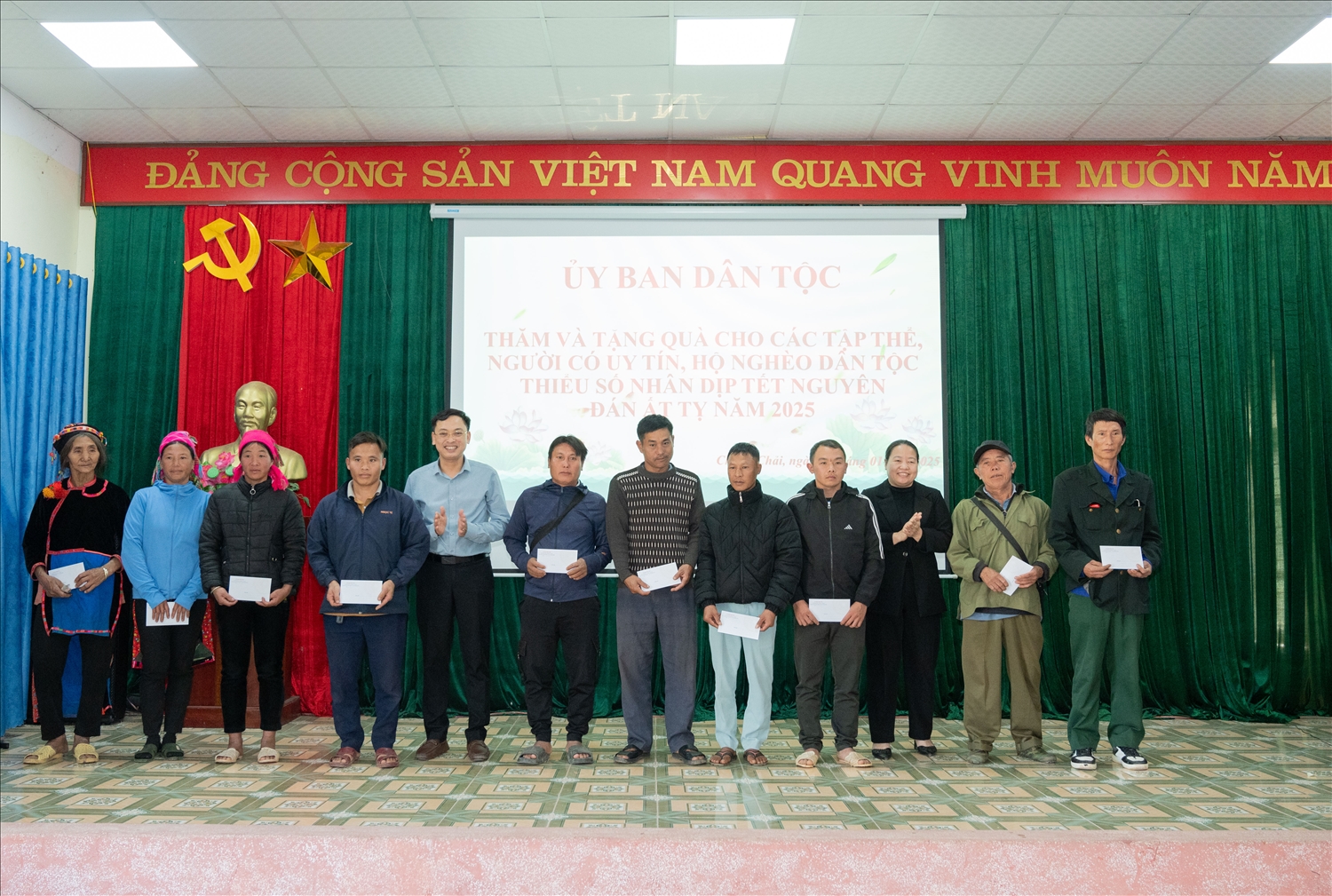 Đại diện Lãnh đạo Ban Dân tộc tỉnh Điện Biên trao tặng quà Tết của UBDT cho đồng bào DTTS 2 xã Chung Chải và Leng Su Sìn, huyện Mường Nhé Đại diện Lãnh đạo Ban Dân tộc tỉnh Điện Biên trao tặng quà Tết của UBDT cho đồng bào DTTS 2 xã Chung Chải và Leng Su Sìn, huyện Mường Nhé
