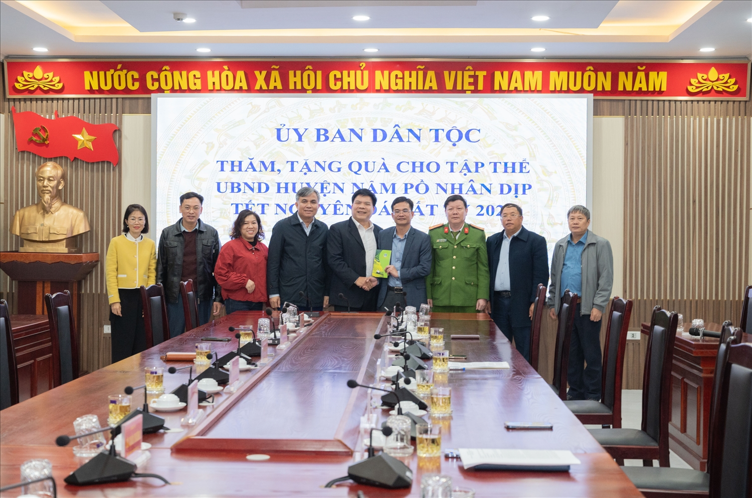 Đồng chí Đinh Xuân Thắng, Phó Vụ trưởng Vụ Tuyên truyền UBDT trao tặng quà Tết của UBDT cho UBND huyện Nậm Pồ, tỉnh Điện Biên Đồng chí Đinh Xuân Thắng, Phó Vụ trưởng Vụ Tuyên truyền UBDT trao tặng quà Tết của UBDT cho UBND huyện Nậm Pồ, tỉnh Điện Biên