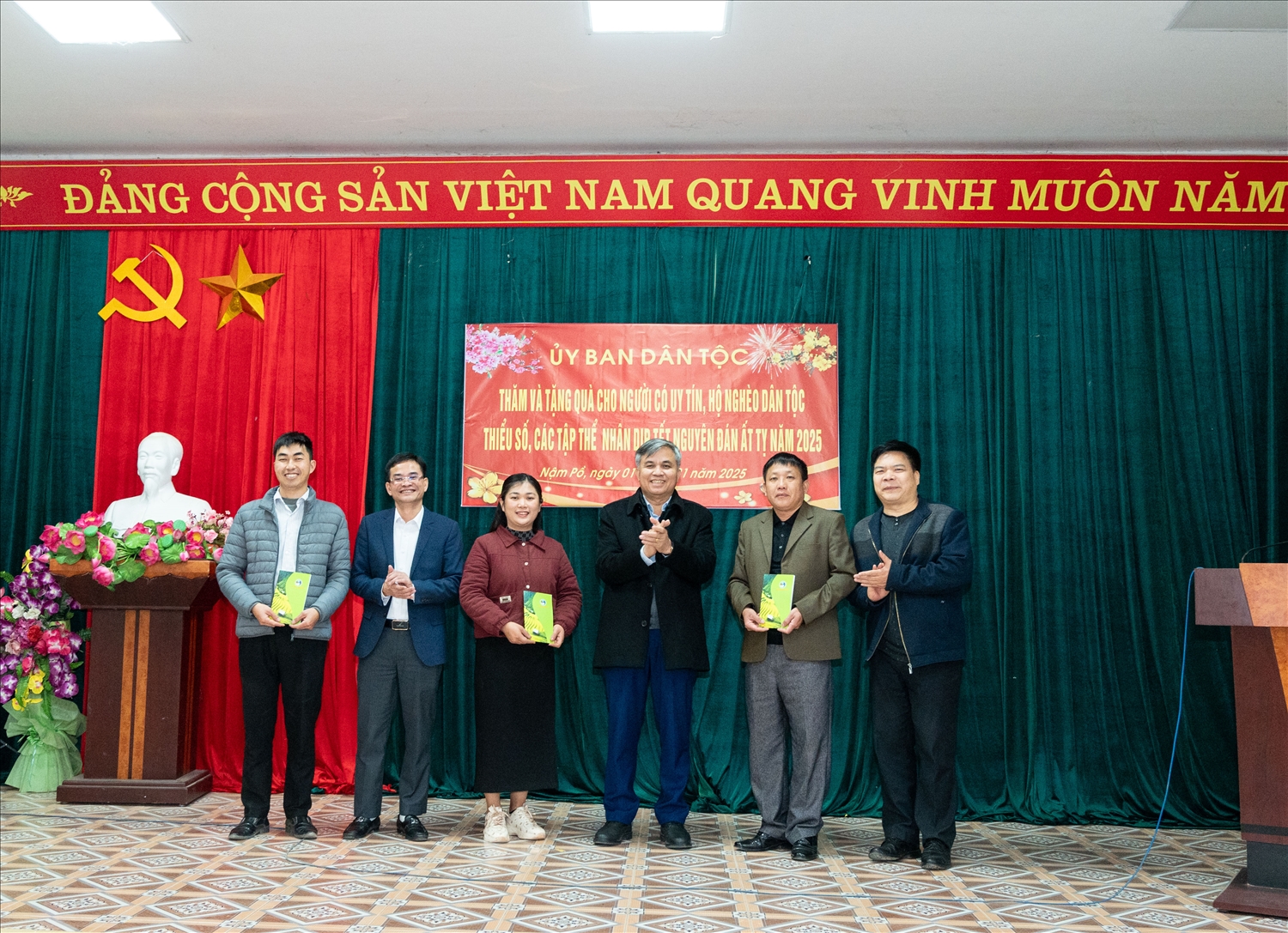 Đồng chí Lò Văn Tiến, Phó Chủ tịch UBND tỉnh Điện Biên và đồng chí Đinh Xuân Thắng, Phó Vụ trưởng Vụ Tuyên truyền UBDT trao tặng quà của UBDT cho UBND 03 xã Nậm Nhử, Nà Khoa, Nậm Tin, huyện Nậm Pồ, tỉnh Điện Biên Đồng chí Lò Văn Tiến, Phó Chủ tịch UBND tỉnh Điện Biên và đồng chí Đinh Xuân Thắng, Phó Vụ trưởng Vụ Tuyên truyền UBDT trao tặng quà của UBDT cho UBND 03 xã Nậm Nhử, Nà Khoa, Nậm Tin, huyện Nậm Pồ, tỉnh Điện Biên