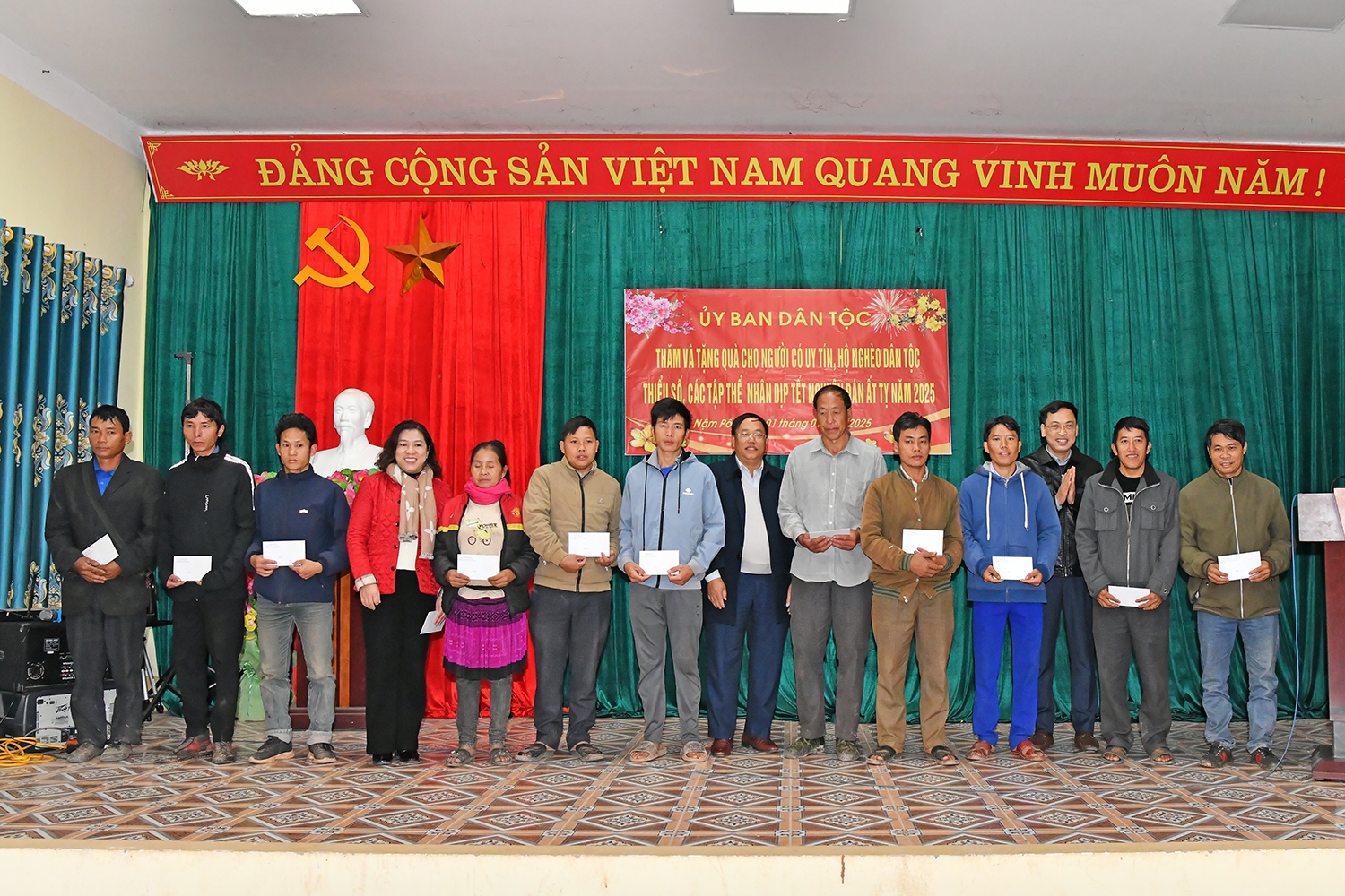 Đoàn công tác của UBDT trao tặng quà của UBDT cho đồng bào DTTS 03 xã Nậm Nhử, Nà Khoa, Nậm Tin, huyện Nậm Pồ, tỉnh Điện Biên Đoàn công tác của UBDT trao tặng quà của UBDT cho đồng bào DTTS 03 xã Nậm Nhử, Nà Khoa, Nậm Tin, huyện Nậm Pồ, tỉnh Điện Biên