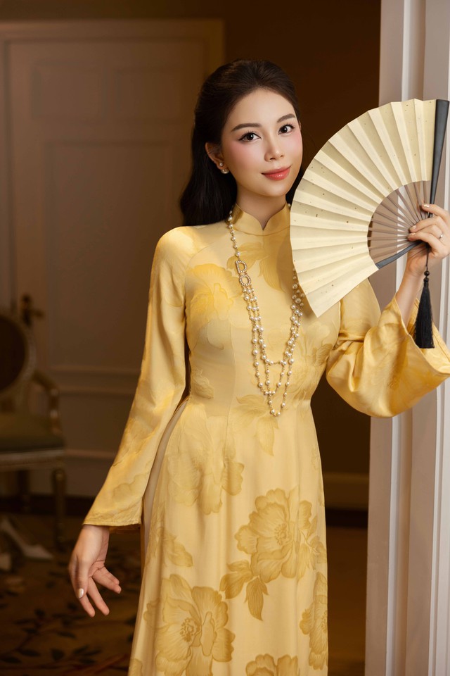 Áo dài nhung hoa, áo dài ren là điểm nhấn cho phong cách mùa tết- Ảnh 4. Áo dài nhung hoa, áo dài ren là điểm nhấn cho phong cách mùa tết- Ảnh 4.