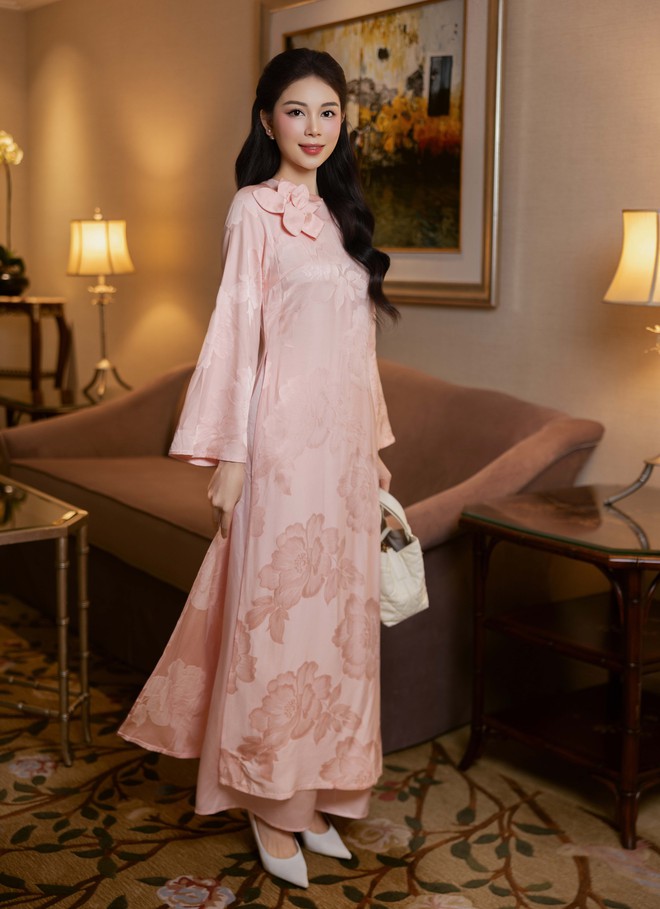 Áo dài nhung hoa, áo dài ren là điểm nhấn cho phong cách mùa tết- Ảnh 6. Áo dài nhung hoa, áo dài ren là điểm nhấn cho phong cách mùa tết- Ảnh 6.