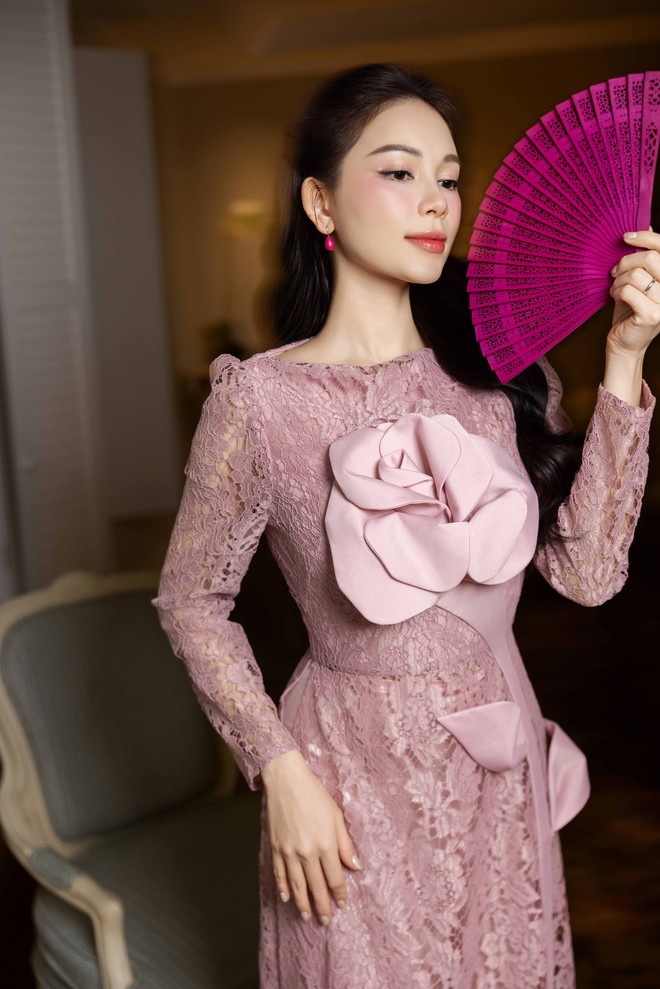 Áo dài nhung hoa, áo dài ren là điểm nhấn cho phong cách mùa tết- Ảnh 7. Áo dài nhung hoa, áo dài ren là điểm nhấn cho phong cách mùa tết- Ảnh 7.