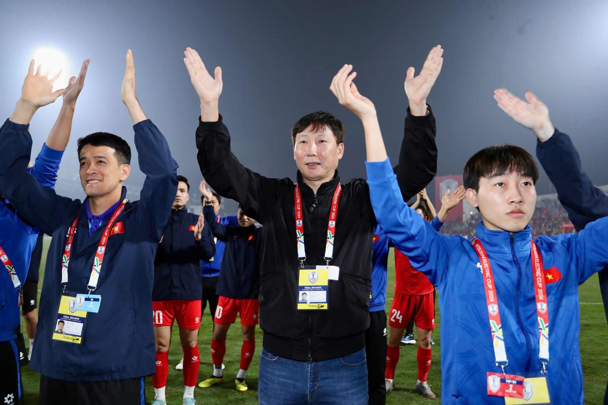 Đội tuyển Việt Nam cách chức vô địch AFF Cup không còn xa- Ảnh 3. Đội tuyển Việt Nam cách chức vô địch AFF Cup không còn xa- Ảnh 3.