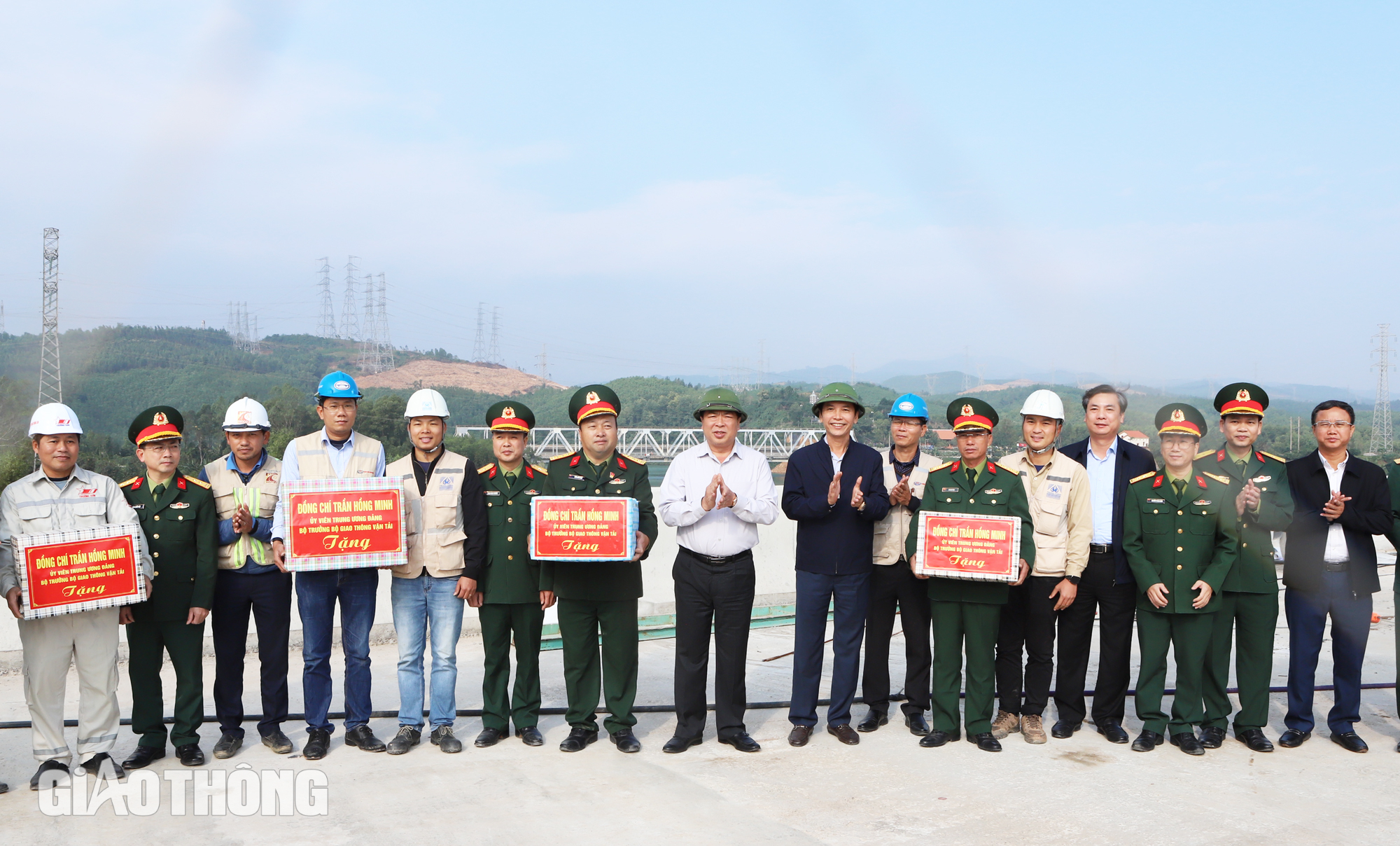 Xử lý dứt điểm mặt bằng, thông xe tuyến chính cao tốc qua Quảng Trị dịp 30/4- Ảnh 3. Xử lý dứt điểm mặt bằng, thông xe tuyến chính cao tốc qua Quảng Trị dịp 30/4- Ảnh 3.