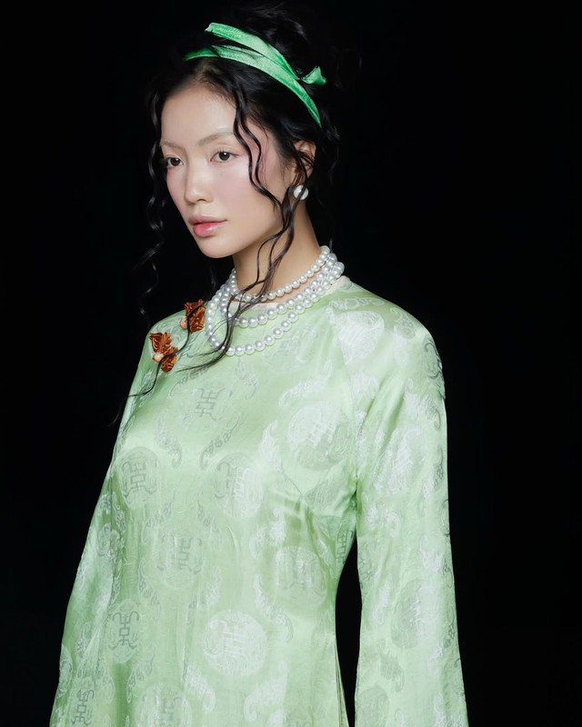 Những kiểu áo dài gam màu xanh lá 'lên sóng' cho mùa Tết Ất Tỵ- Ảnh 2. Những kiểu áo dài gam màu xanh lá 'lên sóng' cho mùa Tết Ất Tỵ- Ảnh 2.